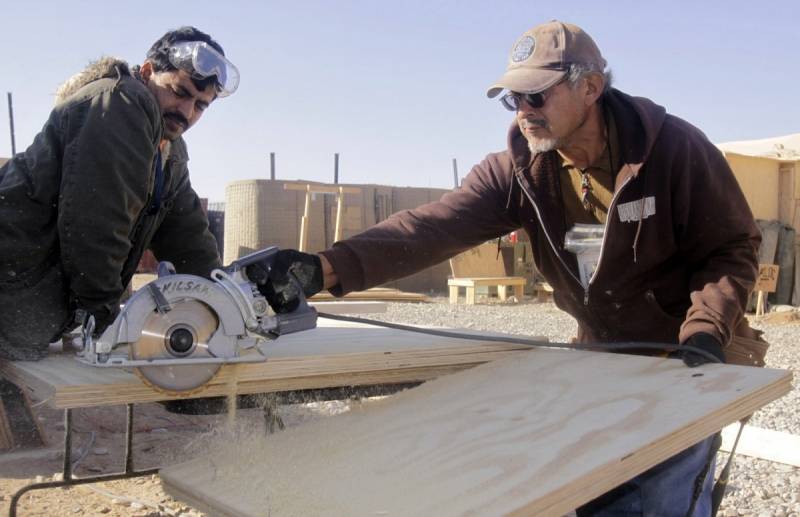ebeniste-POURRIERES-min_men_working_construction_sawing_wood_building_marines_workers_equipment-1064481
